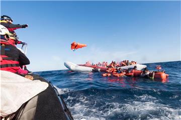 Mitarbeiter der Hilfsinitiative SOS Mediterranee werfen im Januar 2018 Flüchtlingen vor der libyschen Küste Rettungswesten zu. Foto: Laurin Schmid/SOS Mediterranee