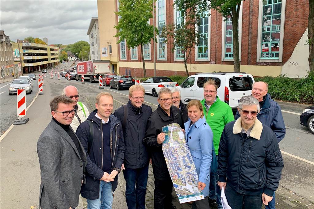 Umbau der Faßstraße: mit langen Staus zur Wohlfühlallee? Mitarbeiter der Politik und der Verwaltung stellten die Umbaupläne vor.