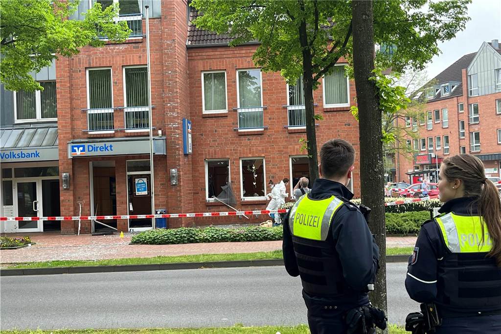 Automatensprengung: Ali Hiziroglu (50) „stand senkrecht im Bett“ Mitarbeiter der Polizei beobachten die Arbeit der Spurensicherung.