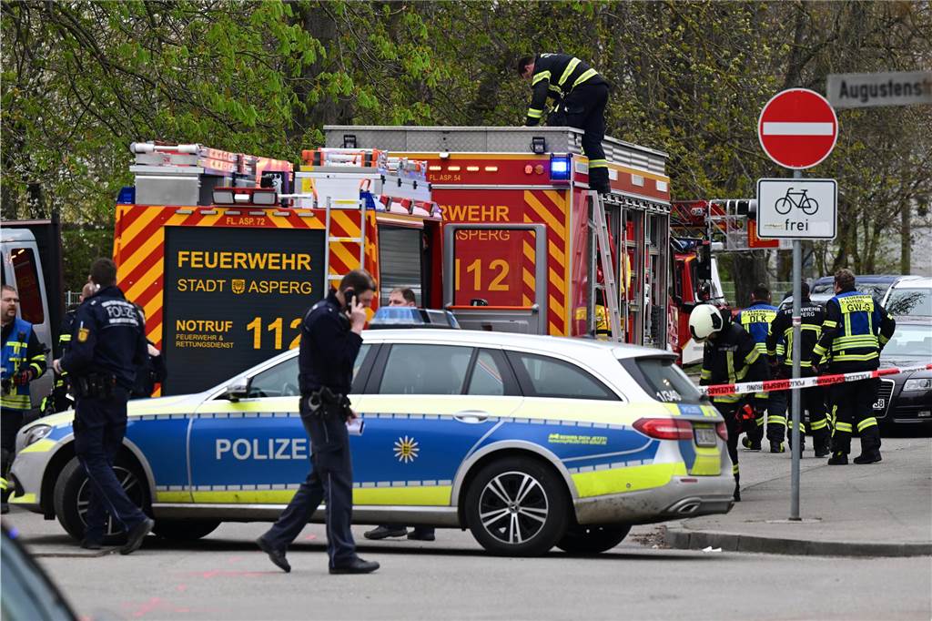 Tödliche Schüsse bei Ludwigsburg: Ein Toter und ein Schwerverletzter - Mann festgenommen Mitarbeiter der Polizei und der Feuerwehr sichern einen Tatort an dem mehrere Schüsse gefallen sind.