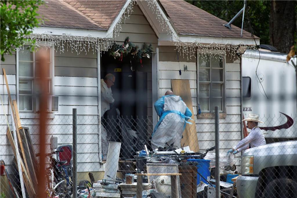 Mann in Texas erschießt fünf Nachbarn: „Fast schon im Stil einer Hinrichtung“ Mitarbeiter der Spurensicherung der Polizei sind an einem Tatort im Einsatz, an dem in der Nacht mehrere Menschen erschossen wurden. Im US-Bundesstaat Texas sind Berichten zufolge mehrere Menschen nach Schüssen in einem Wohnhaus gestorben.