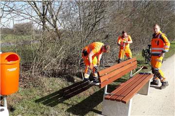 Mitarbeiter der Stadt haben die Bänke installiert und werden auch regelmäßig die Mülleimer leeren.