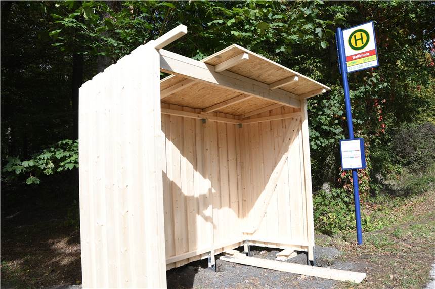 Die Stadt lässt Cappenberger Fahrgäste an der Hirschwiese doch nicht im Regen stehen Mitarbeiter der Stadtwerke bauten jetzt ein neues Wartehäuschen an der Hirschwiese auf.