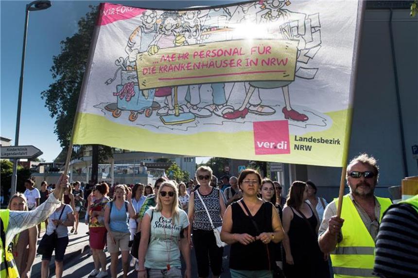 Streik an Düsseldorfer Uniklinik: Keine Einigung in Sicht Mitarbeiter der Uniklinik Düsseldorf demonstrieren auf dem Klinikgelände. Foto: Federico Gambarini/Archiv