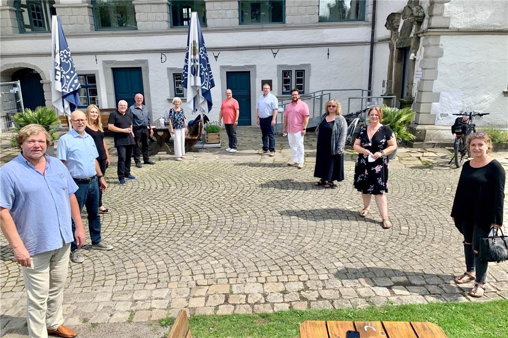 Horrorszenario im Schlosscafé: Warten auf Küche dauerte 16 Monate Mitarbeiter der Verwaltung, der VHS und die Pächter Jörg Wiedelmann und Heike Koch sind froh, dass das Küchendebakel nun ein Ende hat.