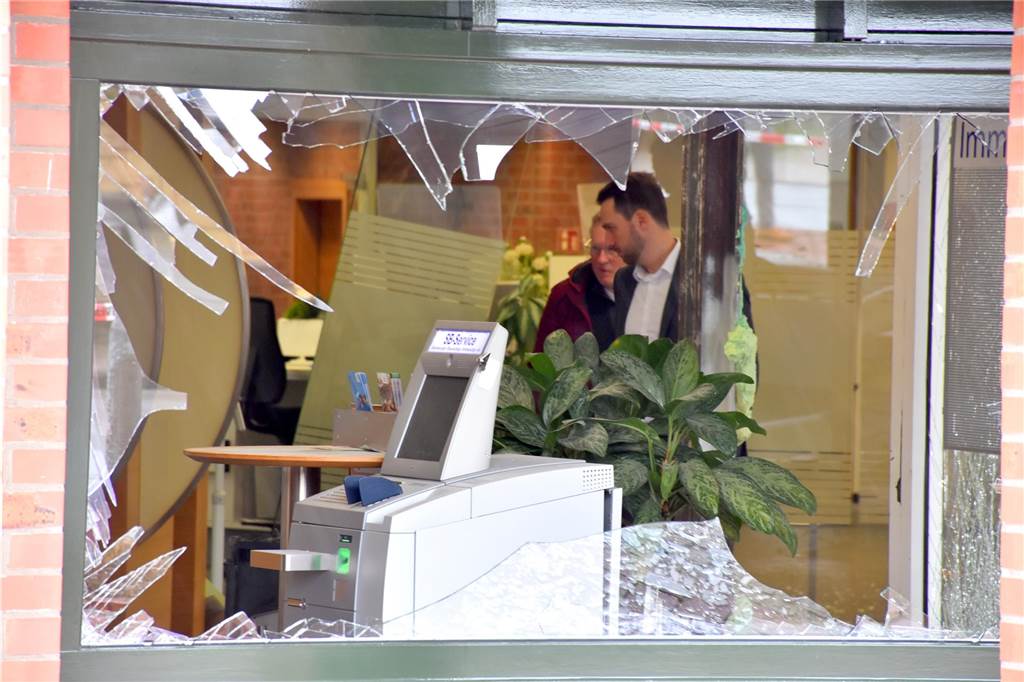 Alstätte vorerst ohne Bargeld: Unbekannte sprengen zweiten Geldautomaten Mitarbeiter der Volksbank Gronau-Ahaus und die Polizei haben nach der Sprengung in der Alstätter Filiale unter Hochdruck gearbeitet. Wie hoch Schaden oder Beute sind, blieb am Dienstag zunächst offen.