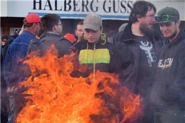 Mitarbeiter des Automobilzulieferers Neue Halberg-Guss streiken vor dem Standort Leipzig. Foto: Hendrik Schmidt