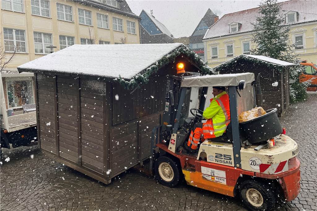 Schnee in Werne: So war die Lage auf den Straßen laut Polizei und Bauhof Mitarbeiter des Bauhofes transportieren am Montag (5. Dezember) im Schneegestöber die Weihnachtsmarkt-Buden auf den Kirchplatz.