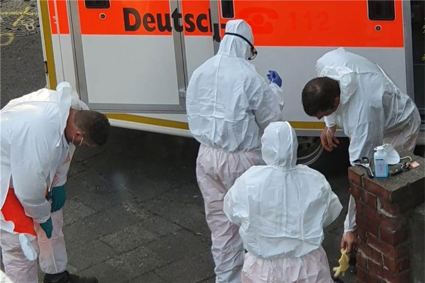 Ungewissheit wegen der Corona-Nachtests von der Wittener Straße Mitarbeiter des DRK bei der Testaktion in den Häusern an der Wittener Straße. Die Nachtests der vielen Menschen sind noch nicht ausgewertet.