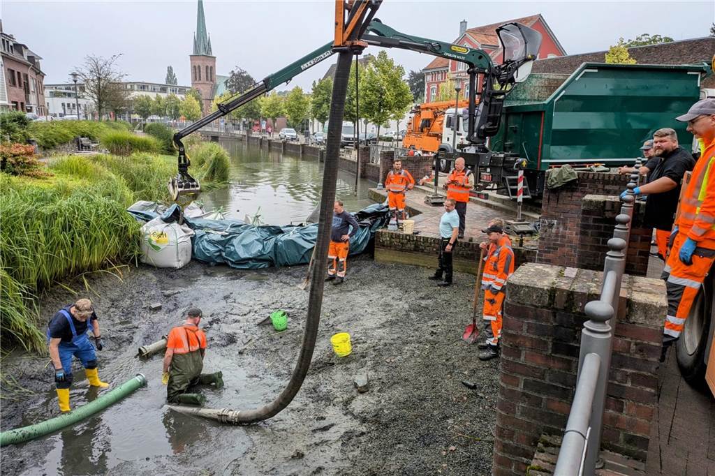 Mitarbeiter des Entsorgungsbetriebes bargen eine Umwälzpumpe aus dem Wasser der Wall- und Grabenanlage.