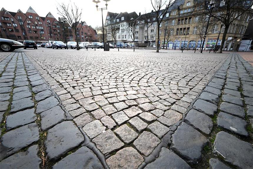 Was man zum neuen Altstadtmarkt wissen muss Mitarbeiter des EUV haben sich den Zustand der Steine auf dem Altstadtmarkt genau angeschaut. Ihr Ergebnis ist ernüchternd.