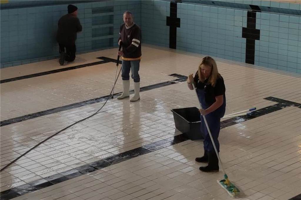 Sauna im Aquarell wird nicht wieder öffnen Mitarbeiter des Freizeitbads Aquarell putzen bei der jährlichen Generalreinigung den Boden des Schwimmbeckens.