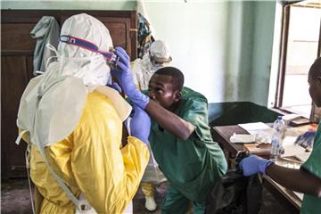 Mitarbeiter des Gesundheitswesens ziehen Schutzausrüstungen an. Im Kongo sind inzwischen Dutzende Menschen an dem gefährlichen Ebola-Virus erkrankt. Foto: Mark Naftalin/UNICEF/AP
