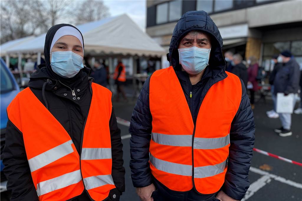 Corona-Impfen mit Übersetzerin, freundlichen Ordnern und wenig Wartezeit Mitarbeiter des Integrationsnetzwerks "Lokal Willkommen" wie Hiba Manla (l.), die arabisch spricht, halfen ehrenamtlich bei der Impfaktion in Westerfilde.