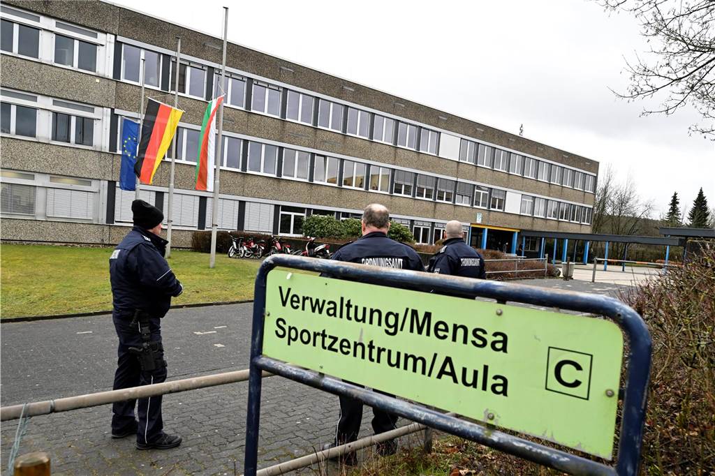 Wenn Kinder Kinder töten: Fassungslosigkeit und Entsetzen nach Tod von Luise F. (12) Mitarbeiter des Ordnungsamtes stehen vor dem Schulzentrum des ermordeten Mädchens.
