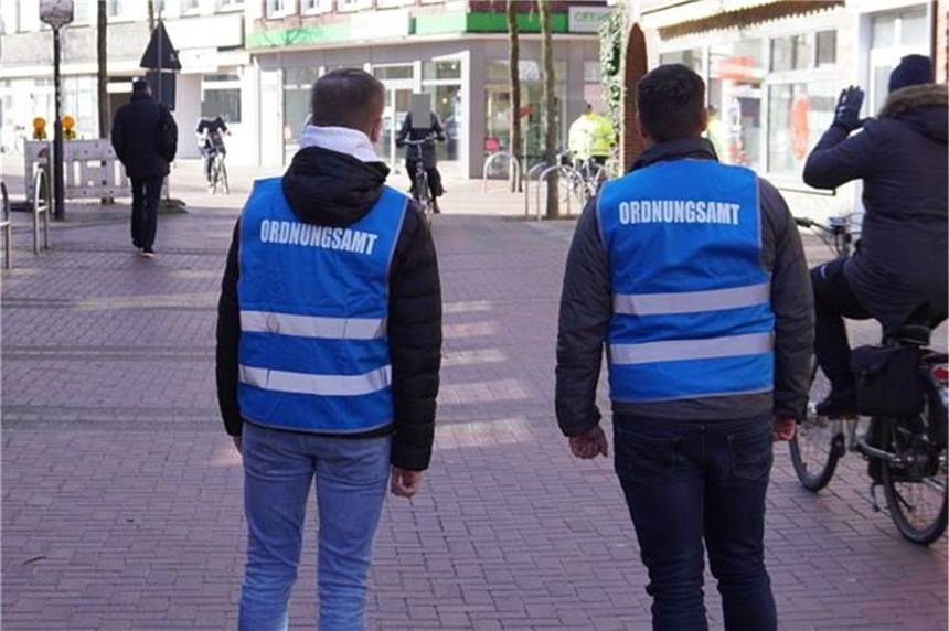 Städtische Mitarbeitern kontrollieren in Vreden das Kontaktverbot Mitarbeiter des Ordnungsamtes Vreden kontrollieren die Einhaltung des Kontaktverbotes.