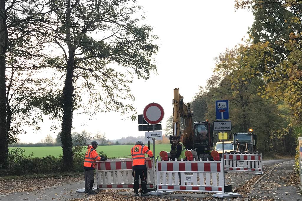 „Brauereiknapp bleibt lebensgefährlich.“ Radfahrer fordert mehr Sicherheit in Cappenberg Mitarbeiter des Straßenbauunternehmens verstärken am Freitag die Absperrungen am Brauereiknapp. Ab Montag wird asphaltiert.