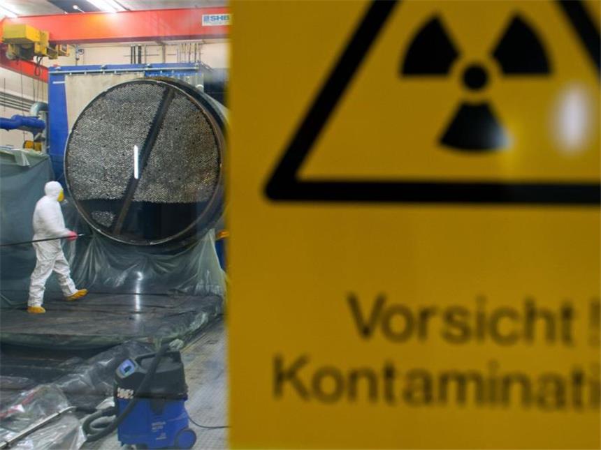 Kosten des Atomausstiegs kommen auf den Prüfstand Mitarbeiter des Zwischenlagers Lubmin zerlegen einen Dampferzeuger aus dem stillgelegten Atomkraftwerk Obrigheim. Foto: Stefan Sauer/Archiv