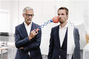 Mitarbeiter, die einem in Meetings in den Rücken fallen, nerven gehörig. Foto: Kniel Synnatzschke