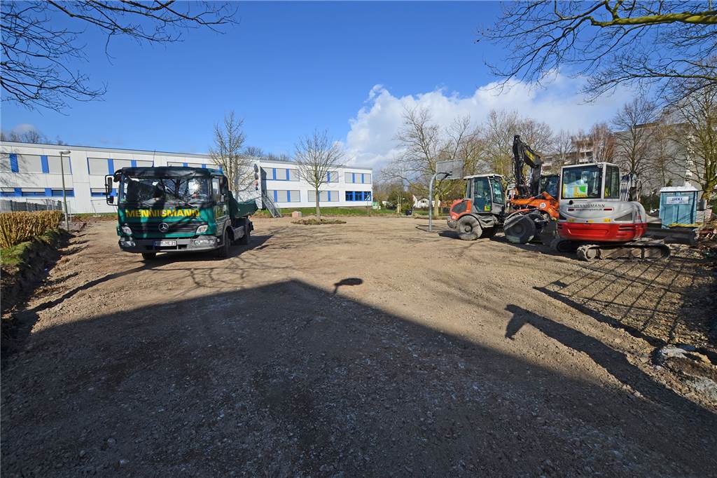 Wunsch zum Jubiläum: Neuer Schulhof sorgt für traumhafte Pausen Mitarbeiter einer Garten- und Landschaftsbaufirma kofferten das 3900 Quadratmeter große Areal Anfang März komplett aus.