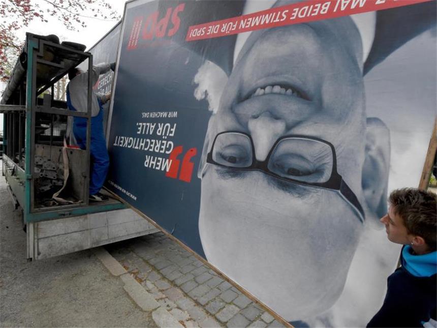 Nach der Wahl beginnt in Kiel der Machtpoker Mitarbeiter einer Plakatfirma verladen in Neumünster ein Wahlplakat der SPD. Carsten Rehder Foto: Carsten Rehder