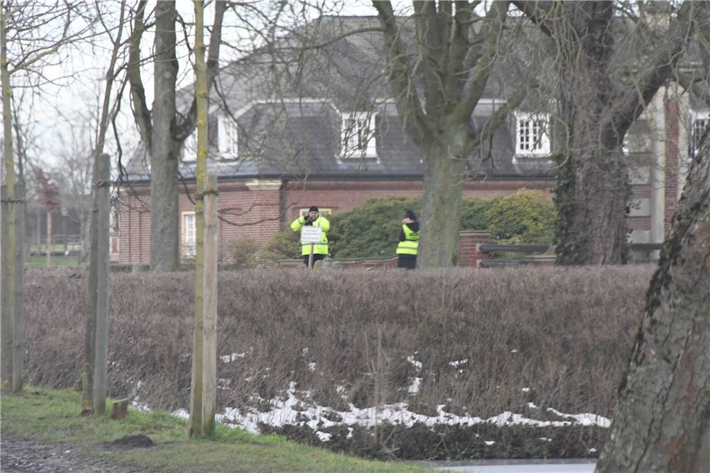 Dreharbeiten im Schloss Nordkirchen: Warum gibt es im Schlosspark Sperrungen? Mitarbeiter einer Sicherheitsfirma verwehren der Öffentlichkeit an allen vier Eingängen zum Schlosshof den Zutritt.