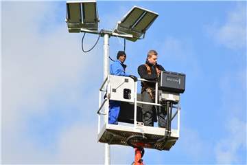 Mitarbeiter eines örtlichen Elektrounternehmens installierten am 6. März mittels Hubsteiger die Strahler auf den Masten im Eichenstadion.