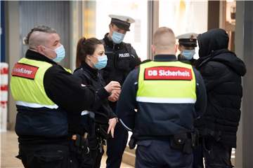 Mitarbeiter eines von DB Security beauftragten Unternehmens sind am Bahnhof in Unna häufig ohne oder mit heruntergezogener Maske unterwegs. Dieses Symbolfoto zeigt Mitarbeiter am Bahnhof Köln, die wie vorgeschrieben medizinische Masken tragen.