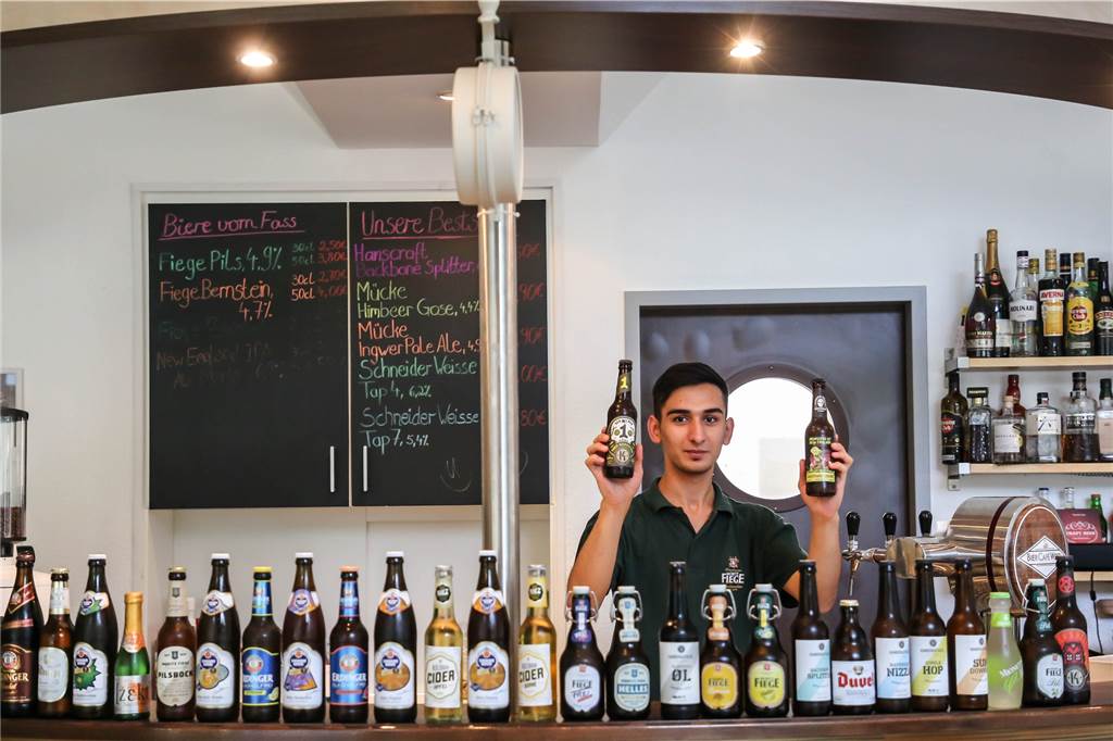 Das Bier-Café West bringt bis zu 50 Craft-Biere in den Westpark Mitarbeiter Ekrem Hassani mit einer „kleinen“ Auswahl an Craft-Bieren.