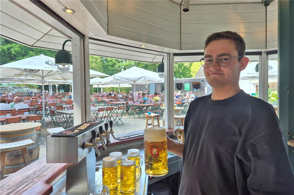 Biergarten im Check: Maß Bier und deftiges Essen am Freischütz Mitarbeiter Felix hat ein Spaten Münchner Hell frisch gezapft. Das ist auch als "Meter-Bier" zu haben.