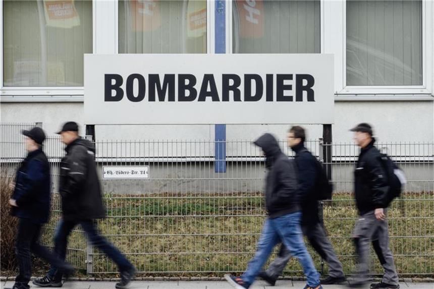 Bombardier erhält Standorte Mitarbeiter gehen am Werk vom Waggonhersteller Bombardier in Görlitz (Sachsen) vorbei. Das Werk behält den Wagenrohbau für Züge. Foto: Oliver Killig
