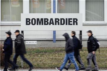 Mitarbeiter gehen am Werk vom Waggonhersteller Bombardier in Görlitz (Sachsen) vorbei. Das Werk behält den Wagenrohbau für Züge. Foto: Oliver Killig