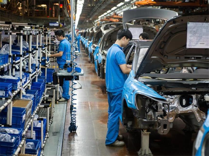 VW erweitert Kapazitäten in China um eine Million Autos Mitarbeiter montieren im VW-Werk in Anting bei Shanghai Autoteile an einen VW-Tiguan. Foto: Ole Spata