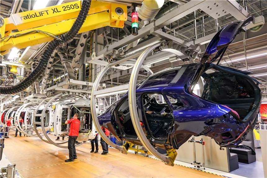 Ukraine-Krieg trifft die deutsche Autoindustrie: Stillstand bei BMW Mitarbeiter montieren Komponenten an Porsche Macan und Panamera im Leipziger Werk.