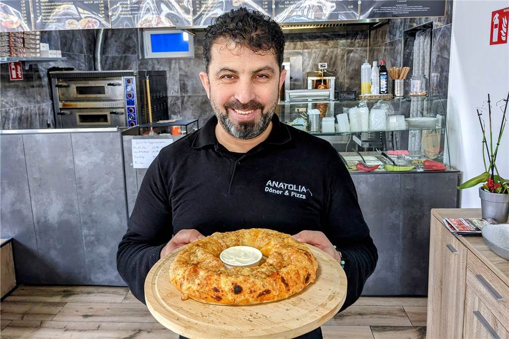 Mitarbeiter Mustafa Bayaslan präsentiert den Döner-Ring.
