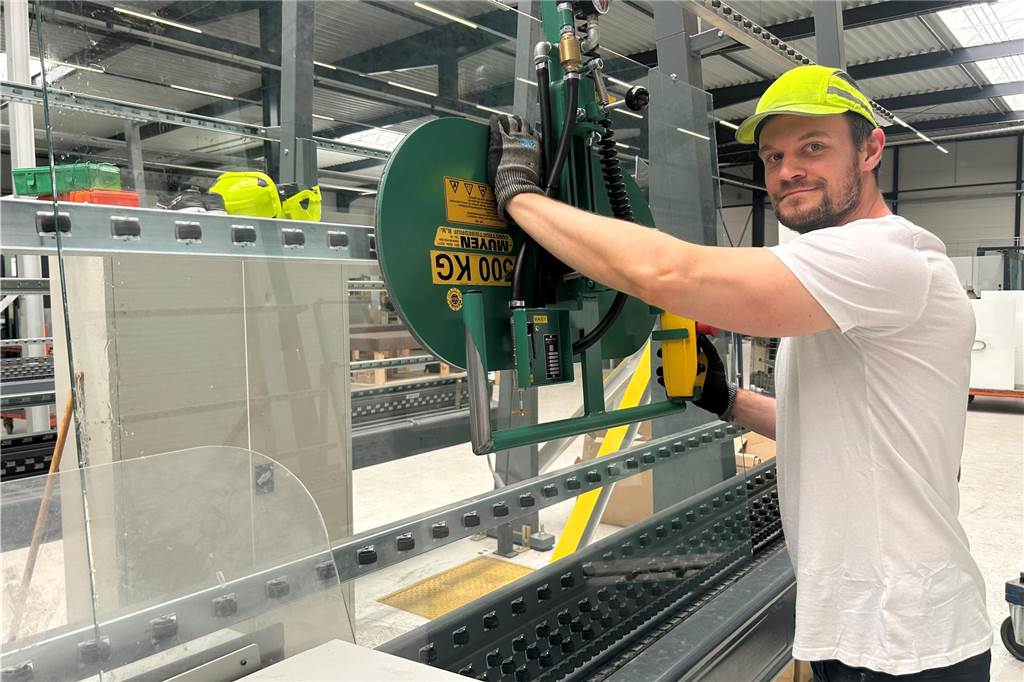 Spiegelspezialist Ares richtet sich mit Bädern und Küchen neu aus Mitarbeiter an Kantenschleifmaschine