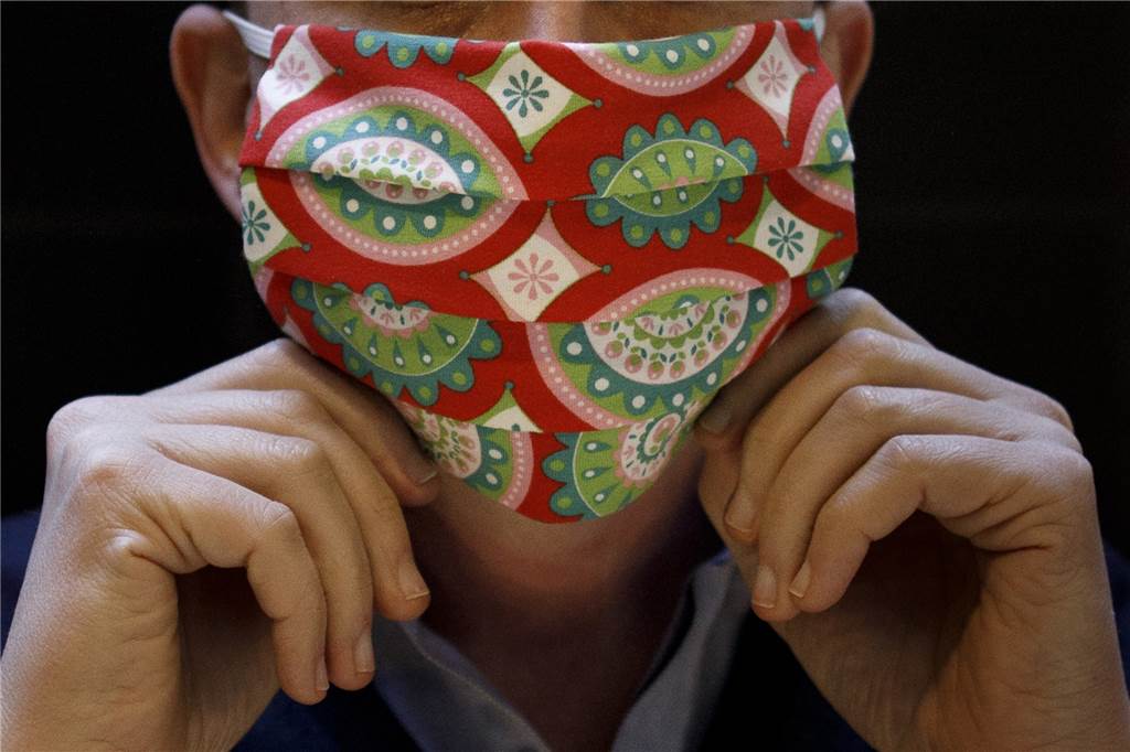 Altenheim in der Corona-Krise: „Die normalen Regeln gelten nicht mehr“ Mitarbeiter schützen sich und die Senioren mithilfe von selbst genähten Masken.