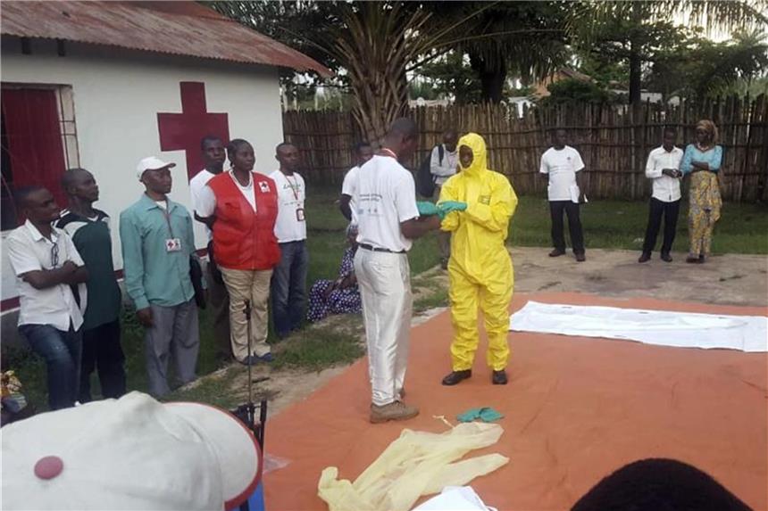 Kongo bestätigt 17 Ebola-Fälle Mitarbeiter vom Roten Kreuz im Kongo ziehen im Vorfeld der Suche nach Infizierten des Ebola-Virus Schutzkleidung an. Foto: Karsten Voigt, IFRC/AP