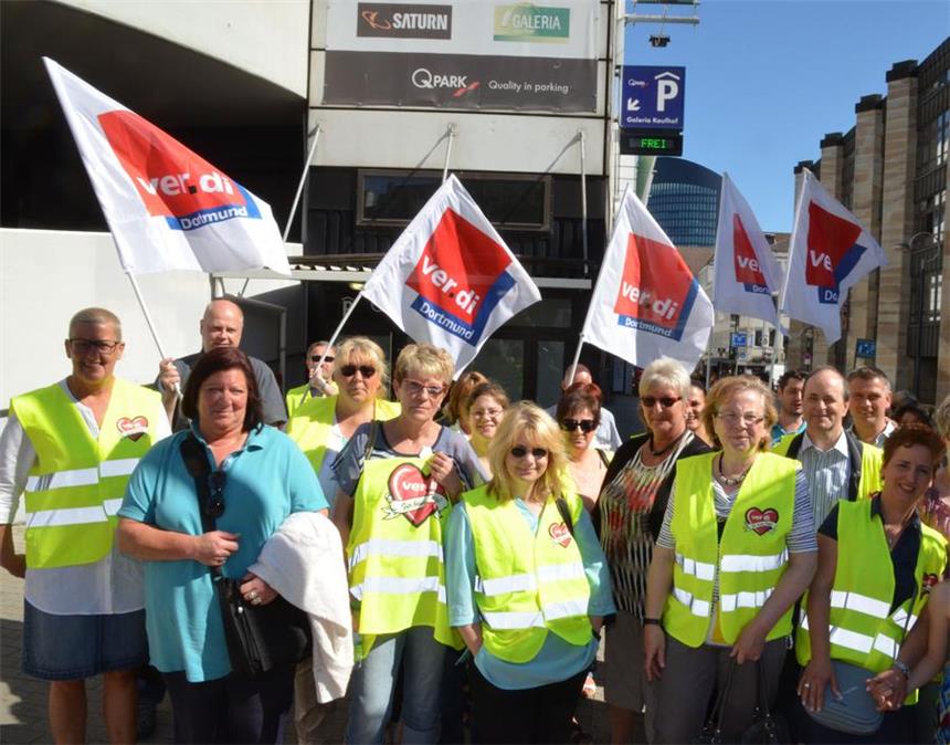 Beschäftigte von Kaufhof und Karstadt streiken in Dortmund Mitarbeiter von Karstadt und Kaufland in Dortmund streiken am Freitag.