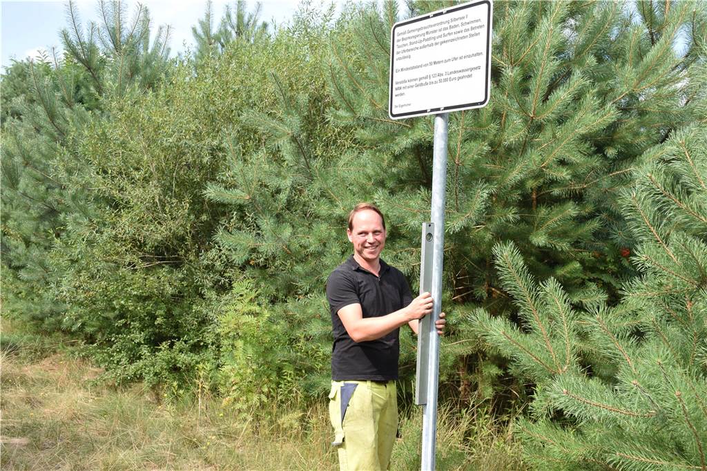 Schilder und Sicherheitsdienst gegen illegales Baden am Silbersee II Mitarbeiter von Quarzwerken und Herzog von Croÿ’scher Verwaltung stellten die Schilder an Trampelpfaden, die zum Silbersee II führen, auf.