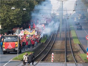 Mitarbeiter von Thyssenkrupp nehmen in Bochum an einer Kundgebung teil. Sie wollen sich gegen die Stahl-Fusionspläne von Thyssenkrupp mit dem indischen Tata-Konzern wehren. Foto: Bernd Thissen