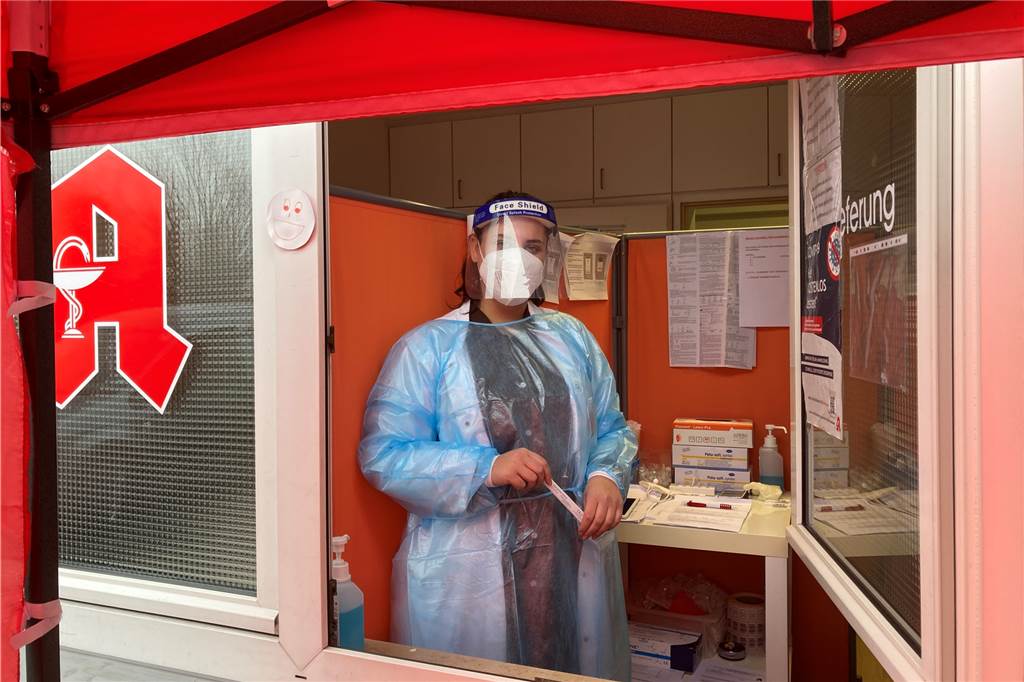 Selmer Apotheken testen vor Schulbeginn: Erleichterung für Grundschulen Mitarbeiterin Esra Özkaya testet bei der Apotheke am Sandforter Weg Schüler der Overbergschule schon vor Schulbeginn.