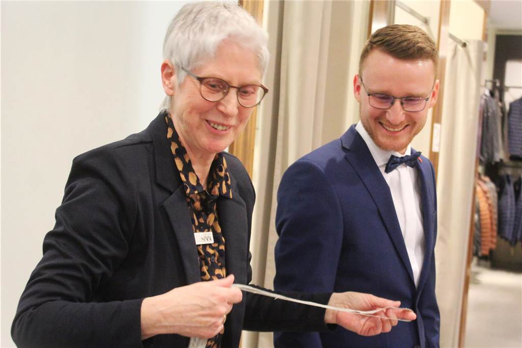 Zeitlose Eleganz: Benedikt Gertz kleidet sich im Modehaus Sinn ein Mitarbeiterin Heike Greim nimmt die genauen Maße für den Anzug.