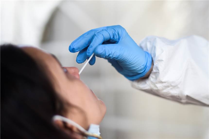 6 Schnelltest-Stellen in Ascheberg: Hier können Sie sich testen lassen Mitarbeiterin Julia vom Testzentrum Kit Kat Club nimmt einen Nasenabstrich für einen Corona-Schnelltest. Der Kit Kat Club möchte einen Antrag für kostenlose Schnelltests stellen. +++ dpa-Bildfunk +++
