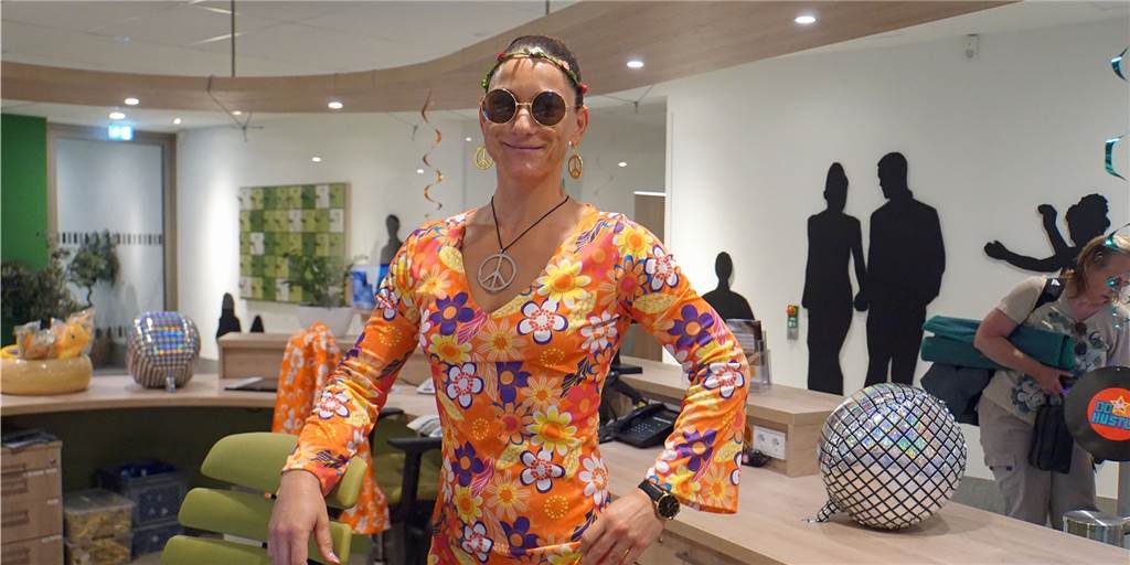 Solebad Werne: Hippies schwitzen beim Peace and Love-Aufguss Eine Frau im Blümchenkleid.