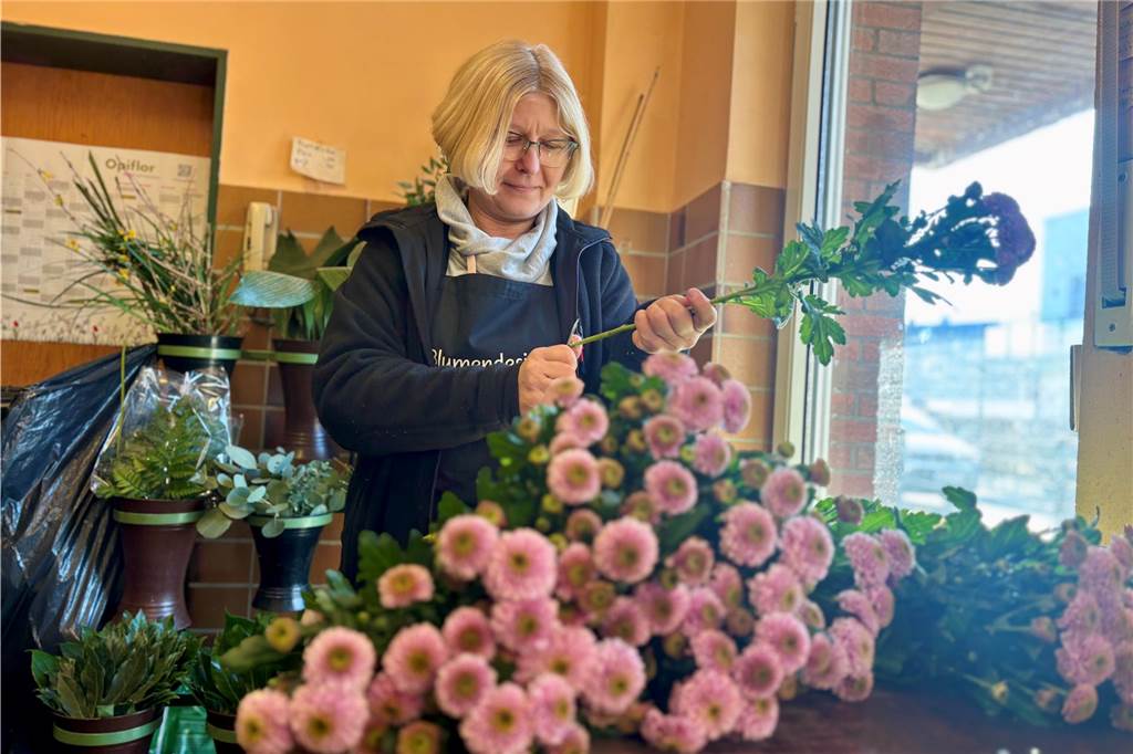 Ein Leben in der Gärtnerei Mitarbeiterin Regina Lindenberg bei der Arbeit.