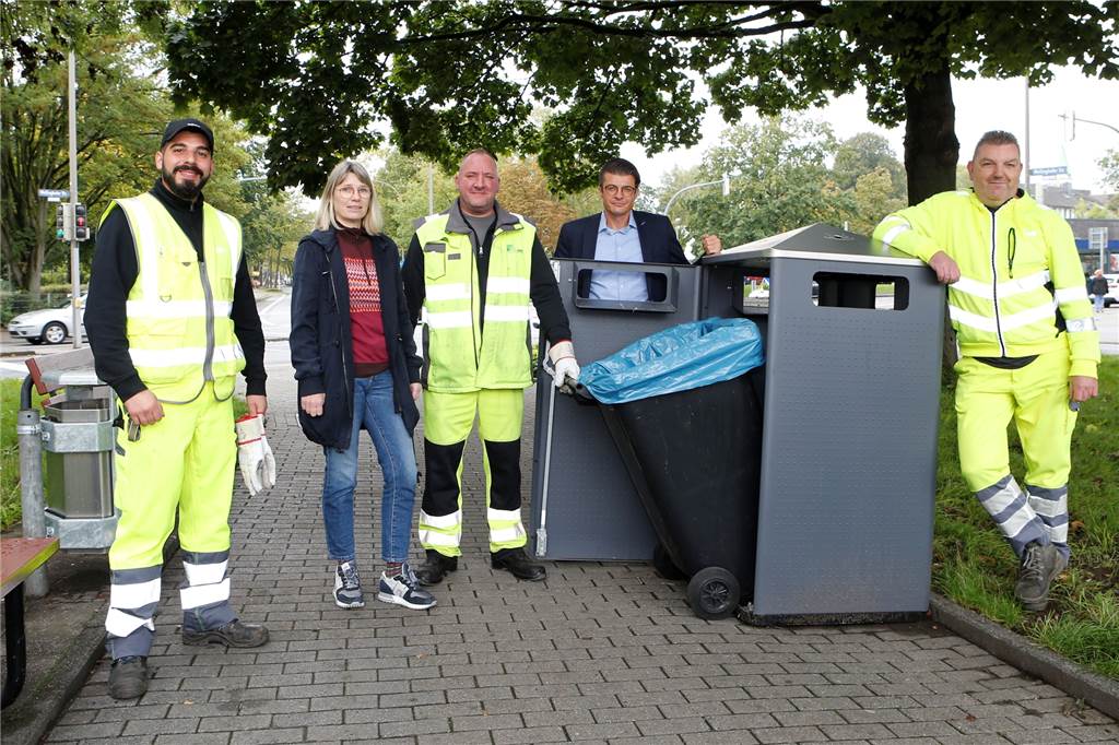 Mitarbeiterinnen und Mitarbeiter der EDG begutachten die neue „Papierkorbgarage" am Phönixcenter in Hörde.