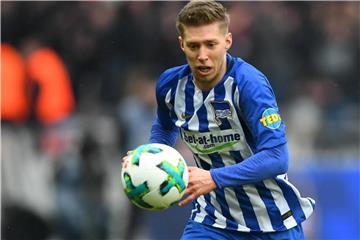 Mitchell Weiser fixiert den Ball. Foto: Soeren Stache