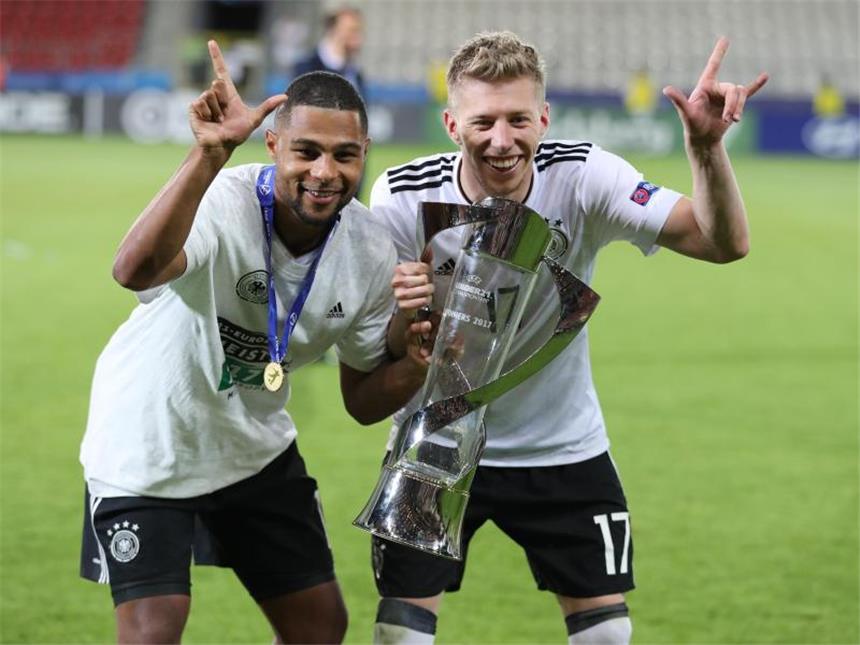 Mitchell Weiser (r) und Serge Gnabry feiern den EM-Erfolg. Foto: Jan Woitas