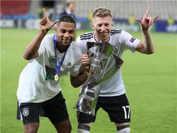 Mitchell Weiser (r) und Serge Gnabry feiern den EM-Erfolg. Foto: Jan Woitas